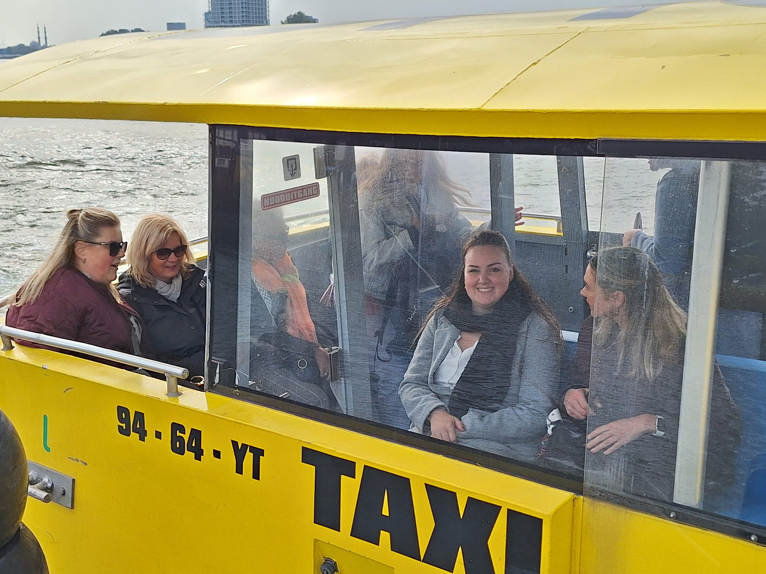 Watertaxi tijdens dropping in Rotterdam